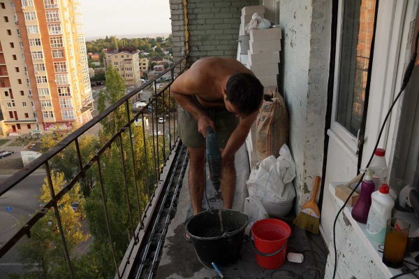 Nous alignons le sol le long du bord de la loggia afin que le mur de blocs de béton cellulaire puisse être posé normalement