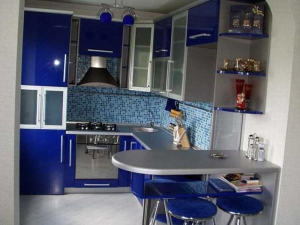 La gamme bleu acier est presque un classique. Sera bon dans une cuisine exposée sud