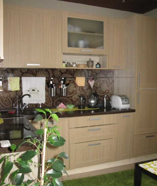 Le beige et le marron sont une autre option traditionnelle pour les petites cuisines
