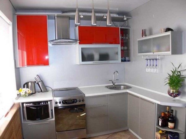 Lors de la décoration d'une cuisine, l'essentiel est de ne pas en faire trop avec des accents de couleur. Il devrait y en avoir peu