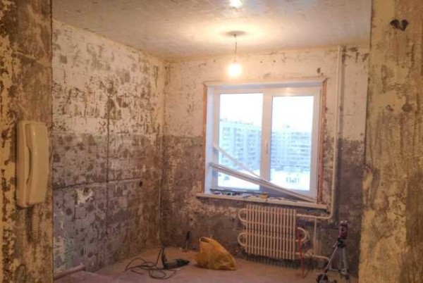 Tout d'abord, des rainures sont faites dans les murs pour le nouveau câblage électrique