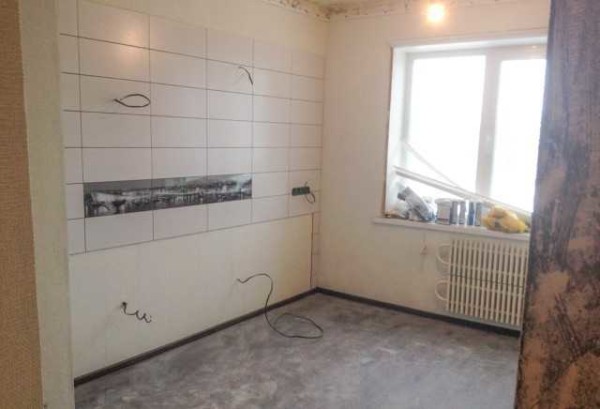 Les murs sont nivelés, enduits, prêts pour l'installation d'un plafond tendu