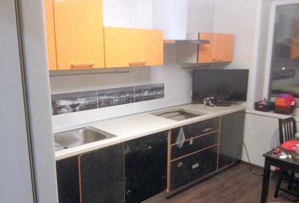 Lorsque tous les travaux de construction sont terminés, l'ensemble de cuisine est assemblé
