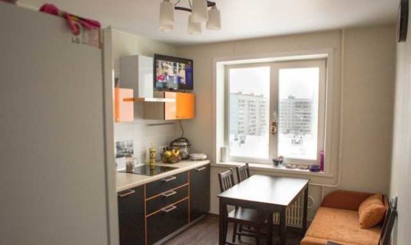 Les touches finales sont la table de cuisine, les chaises et le canapé. La rénovation de la cuisine à Khrouchtchev est terminée