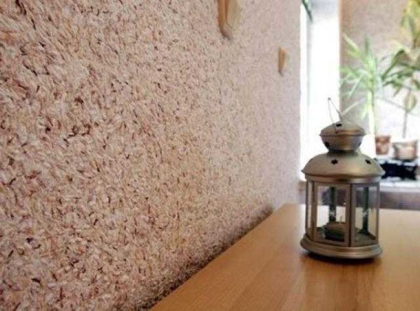 Le plâtre décoratif a une texture et une couleur différentes