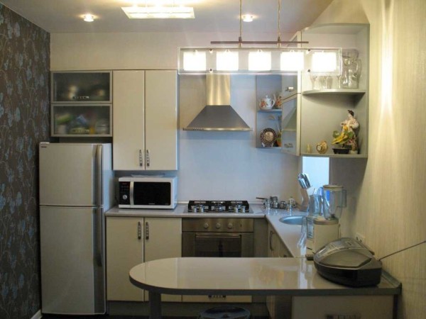 Les meubles de couleur claire et le plafond blanc ne donnent pas la sensation de congestion d'un petit espace