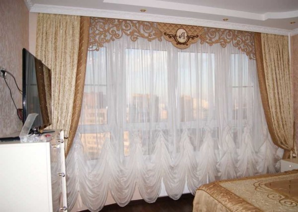 Plis en bas comme des rideaux autrichiens - pour un intérieur chic dans un style classique