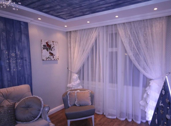 Voile de tulle blanc dans la chambre - un classique du genre