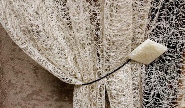 Un type de maille est un tulle en toile d'araignée. A l'air bien sur la fenêtre de la chambre