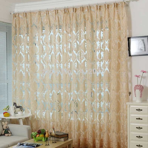 L'une des dernières tendances en matière de décoration de fenêtre est un rideau en dentelle colorée