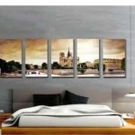Vous pouvez décorer le mur de la chambre avec un panneau avec un paysage urbain (ou naturel)