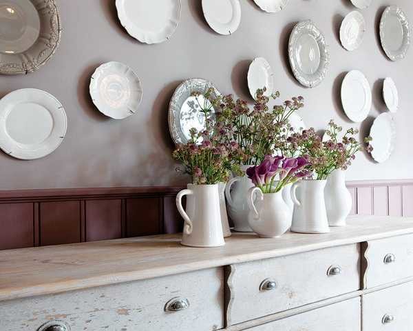 Assiettes sur le mur - et agréable à retenir de voyage et belle