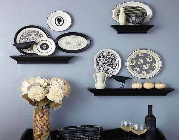 La deuxième façon de disposer les assiettes est sur les étagères