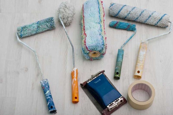 Rouleaux pour peindre le plafond avec une émulsion d'eau