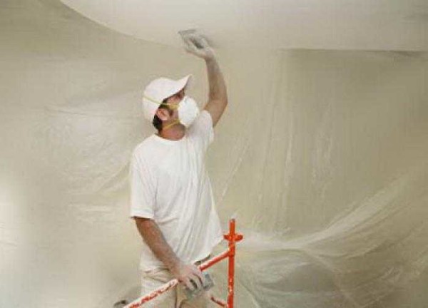 Nettoyer l'émulsion imperméable du plafond est toujours un plaisir