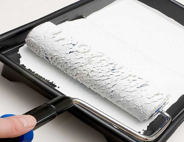 Le bac à peinture facilite le travail