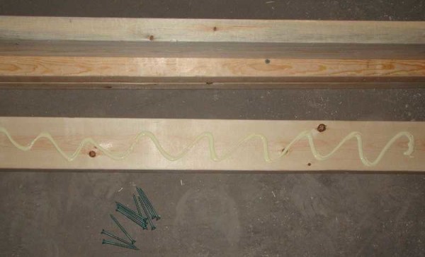 Nous enduisons les planches de colle et les plions par paires