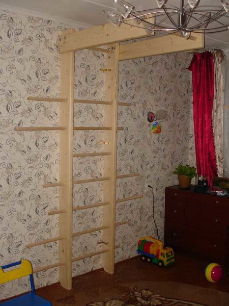 Fixé au mur la base d'un maillot de sport à domicile pour enfants (et pas seulement)