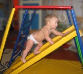 Pour les enfants - à partir de 1 an, il y a de petits toboggans avec des murs doux - ils se tiennent généralement séparément
