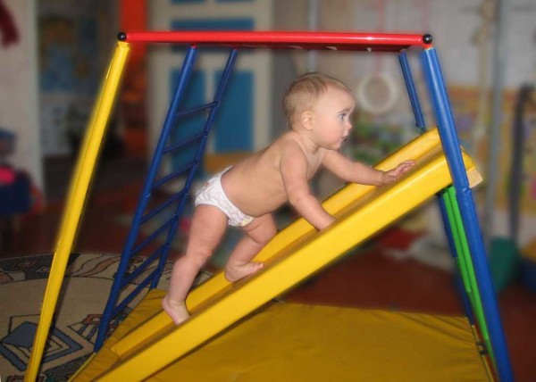 Pour les enfants - à partir de 1 an, il y a de petits toboggans avec des murs doux - ils se tiennent généralement séparément