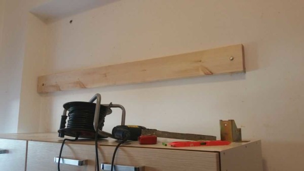 Sur la largeur de la couchette, nous fixons la planche aux boulons d'ancrage