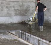 Il faut une grande équipe pour mélanger le béton dans une bétonnière