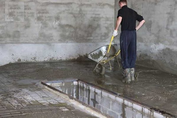 Il faut une grande équipe pour mélanger le béton dans une bétonnière