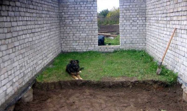 La première étape de la construction du sol en béton dans le garage est l'élimination de la couche fertile