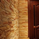 Vous pouvez aménager complètement les murs du couloir avec de la pierre décorative