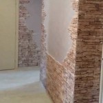 Ce type de décoration dans le couloir est pratique en termes de nettoyage.