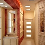 Combinaison de pierre décorative et de papier peint dans le couloir