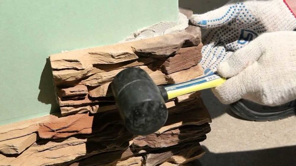 Pour une meilleure adhérence de la pierre au mur, vous pouvez utiliser un marteau en caoutchouc