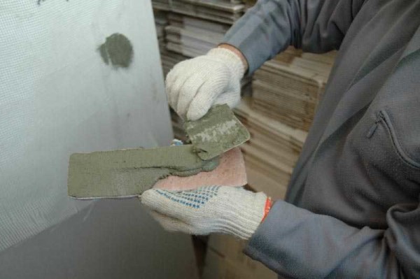 Appliquer la colle à l'aide d'une spatule conventionnelle