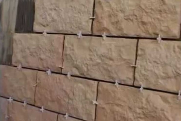 Les grandes croix conviennent également à la décoration des murs avec des pierres décoratives.