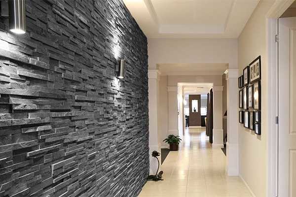 L'une des options pour décorer le couloir avec de la pierre décorative