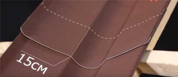 La partie supérieure de la gouttière chevauche la partie inférieure d'au moins 15 cm