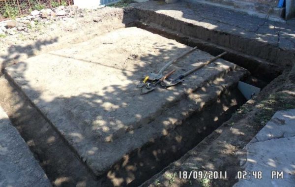Nous creusons une fosse de fondation le long du périmètre de la future cave, qui a une forme triangulaire en section