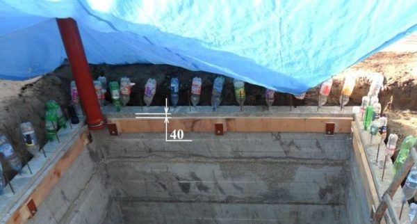 Nous clouons les planches autour du périmètre