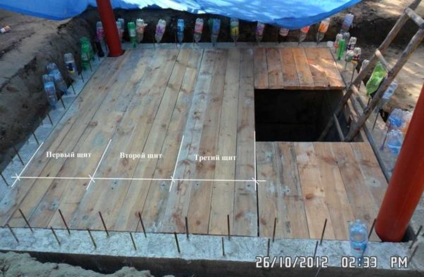 Nous formons le coffrage pour couler la dalle de plancher de cave