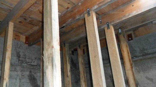 Entretoises pour la dalle de plancher de la cave