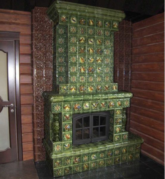 La cheminée hollandaise est construite sur le principe du même poêle, elle ne diffère que par la taille de la chambre de combustion
