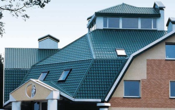 Voici à quoi ressemble la tuile métallique Cascade sur le toit de la maison