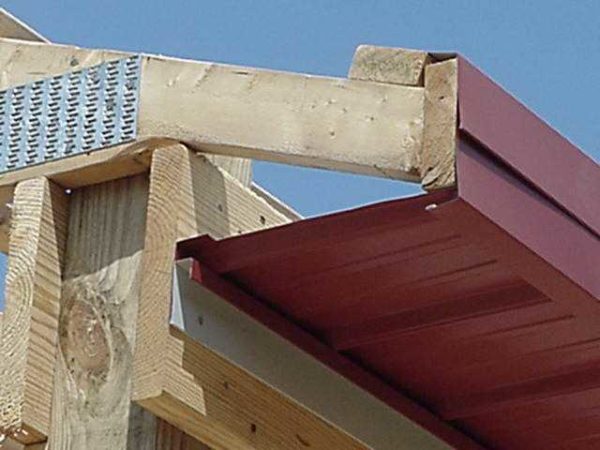 Comment ourler le surplomb du toit avec une feuille profilée