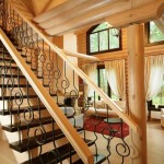 Escalier en bois avec éléments forgés