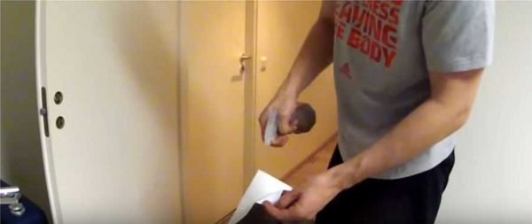 Séparez le support en papier dans le coin supérieur, humidifiez le film avec de l'eau