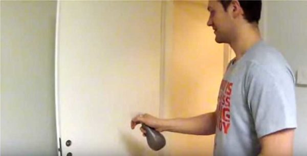 Nous pulvérisons les portes