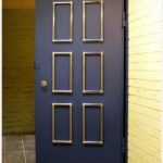 Des moulures ont été collées aux portes peintes, qui ont ensuite été peintes avec de la peinture dorée