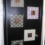 Ces portes ont d'abord été peintes puis collées sur des éléments décoratifs