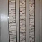 Les bords des bandes de papier peint sont finis avec un cordon auto-adhésif. Il vient en argent ou en or
