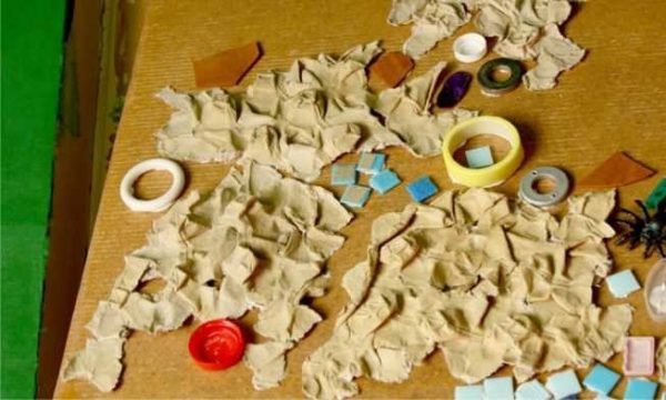 Le processus de décoration de l'ancienne porte bat son plein